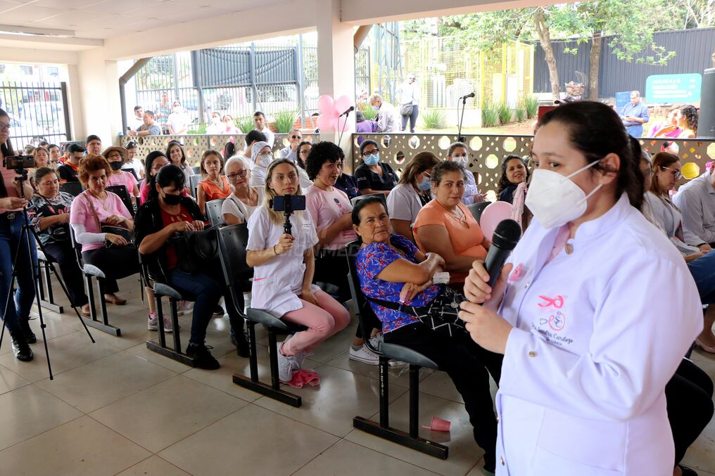 Brindaron una charla en el Hospital Regional de Ciudad del Este por el Día Internacional de Lucha contra el Cáncer de Mama, tras la inauguración del acceso inclusivo al pabellón de oncología, aportado por una empresa privada. Foto: Gustavo Galeano.