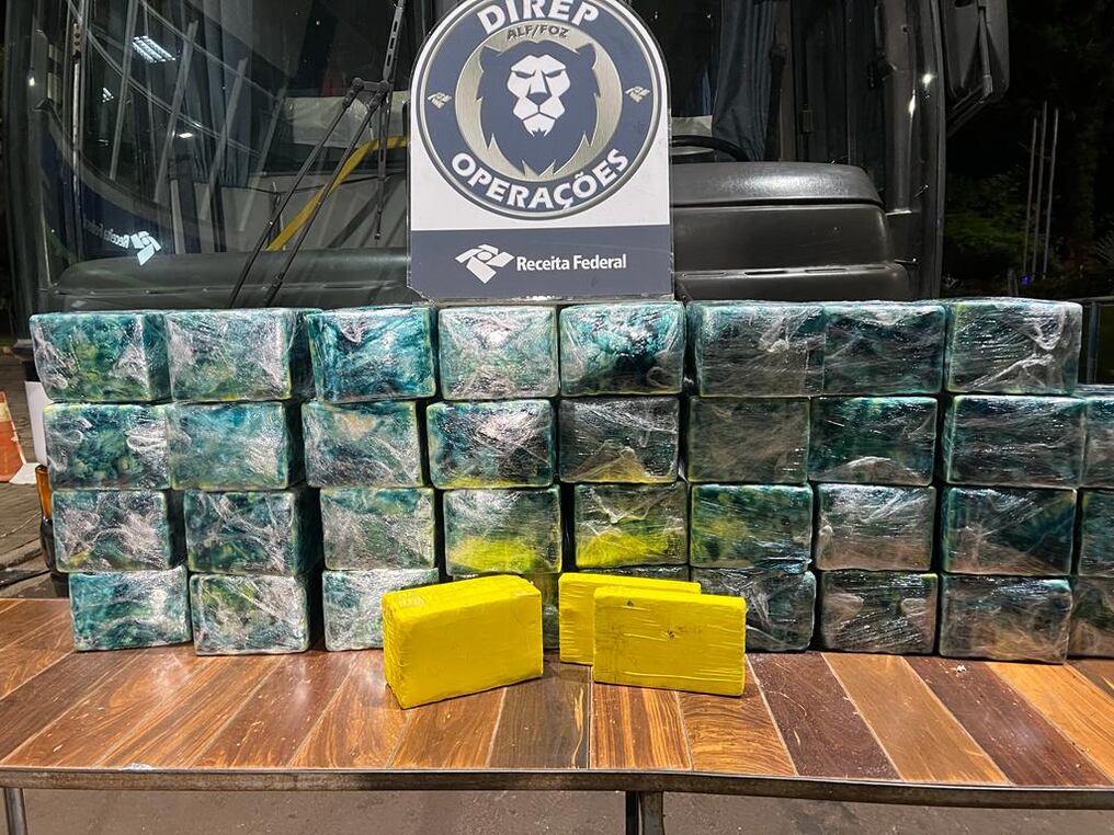 Fueron incautadas 140 kilos de cocaína halladas en ómnibus con destino a San Pablo, Brasil. El control fue en San Miguel de Yguazú, y el hallazgo se produjo en un compartimento oculto del transporte que llevaba a 42 paraguayos. Foto: Gentileza