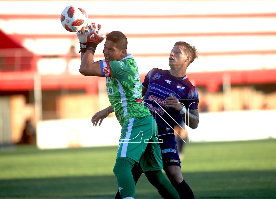 Pablo Gavilán fue clave en el equipo riverista para empatar el partido. En la acción, detiene el balón ante Danilo Santacruz.FOTO:JORGE JARA