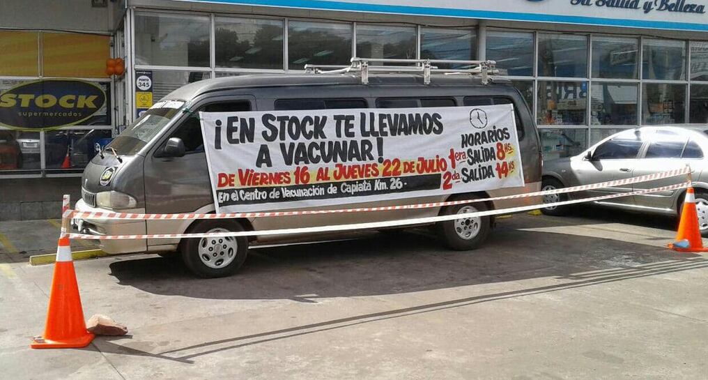 Una cadena de supermercados contrató transportes escolares para acercar a personas hasta el vacunatorio ubicado en el autódromo Rubén Dumot. Foto: Gentileza.