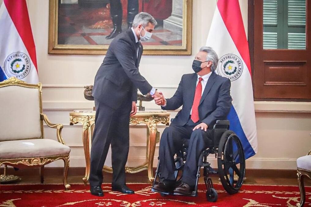 Lenín Moreno, que fuera mandatario de Ecuador entre el 2017 hasta mayo del 2021, fue recibido por el presidente Mario Abdo Benítez. Foto: Gentileza.
