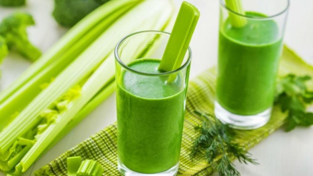 Si alguna vez probaste el jugo de apio, seguro sabés que la mayoría de las personas probablemente no la beben por su sabor. La obsesión por el jugo de apio se debe a sus supuestos beneficios para la salud y aquí te diremos cuáles son. Foto: Pexels.
