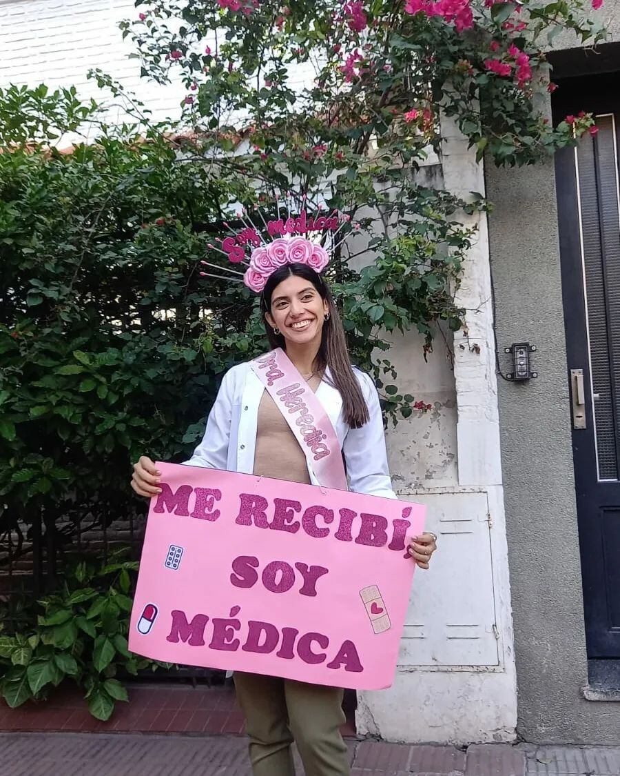 Romi Heredia celebró ser médica, a pesar de no aprobar el último examen de la carrera. Foto: Gentileza.