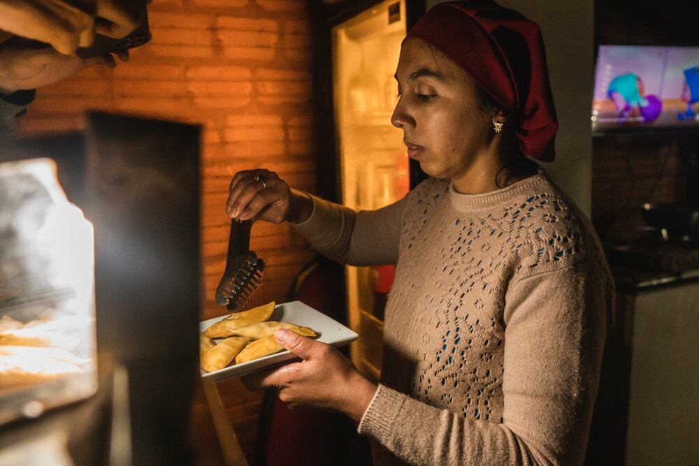 Alice junto a su marido venden las empanadas más baratas de Concepción. Foto: Gentileza.