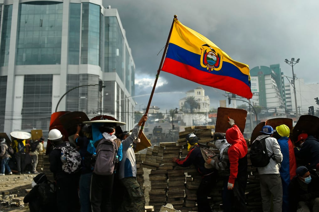 Un sector de la oposición exige la destitución del presidente conservador Guillermo Lasso por "conmoción interna", tras casi dos semanas de violentas protestas indígenas. Foto: AFP