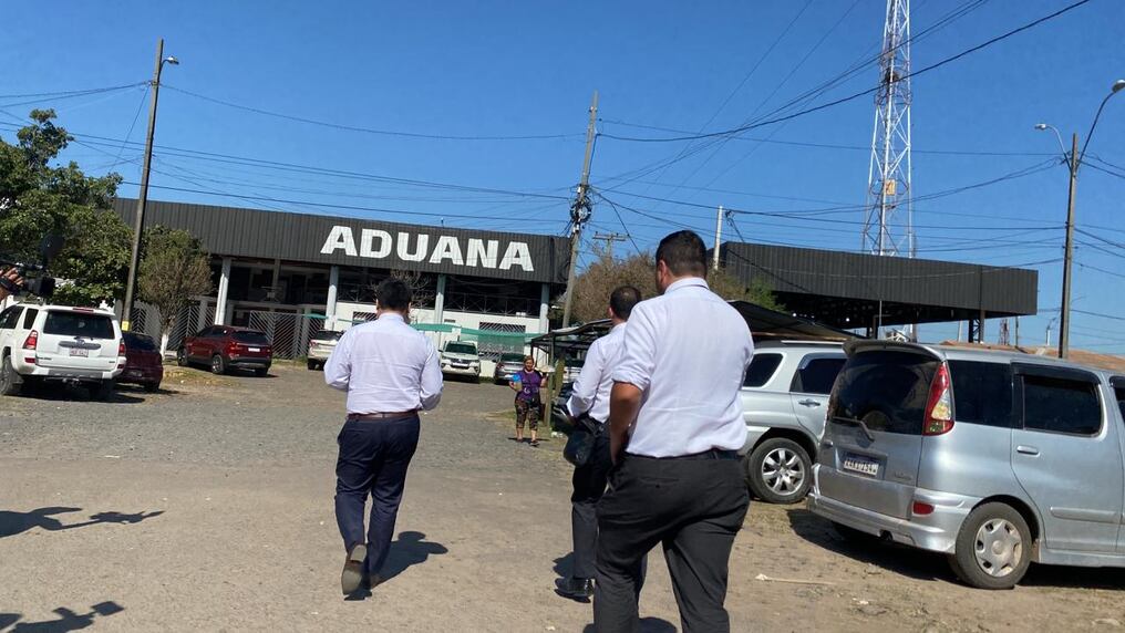 El fiscal Juan Ledezma encabeza una comitiva que investiga el ingreso del prófugo José Insfrán, con orden de búsqueda del operativo A ultranza Py, sin que saltaran las alertas del control migratorio. Foto: Universo 970 AM.