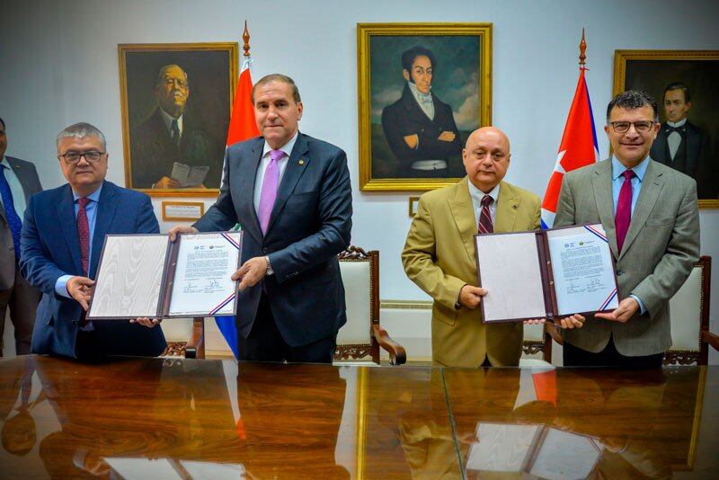 Representantes de la Cancillería y del Ministerio de Salud haciendo entrega de importante cantidad de medicamentos e insumos médicos a Cuba. Foto: Gentileza.