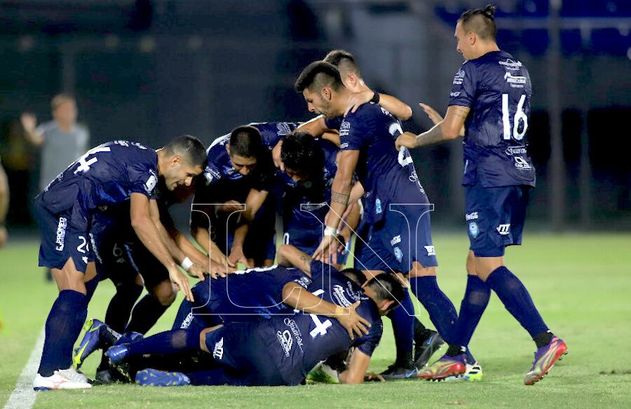 Explosión de alegría de los villarriqueños, quienes consiguen la primera victoria del torneo Apertura.FOTO:JORGE JARA