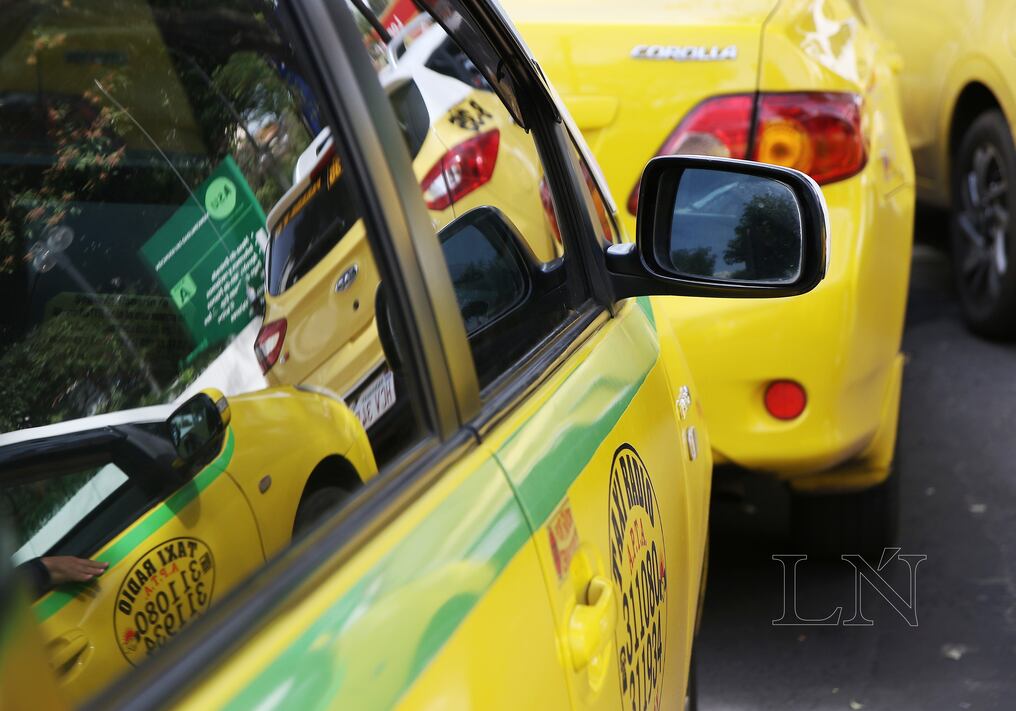 El gremio de taxistas asegura que es insostenible seguir operando con los mismos precios. Foto: Nadia Monges.