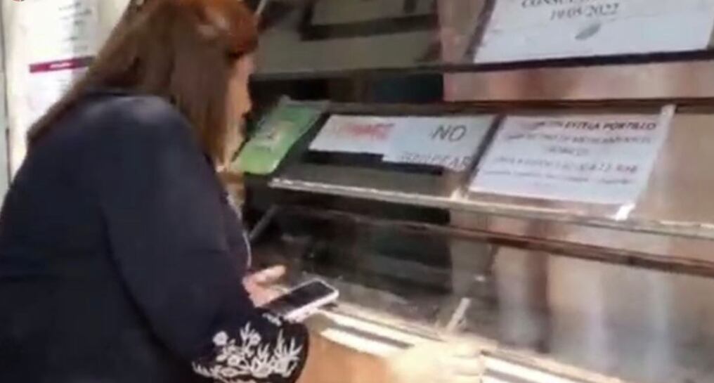 En el centro de salud de Caapucú habrían negado la entrega de medicamentos, según la denuncia. Foto: Captura de video.