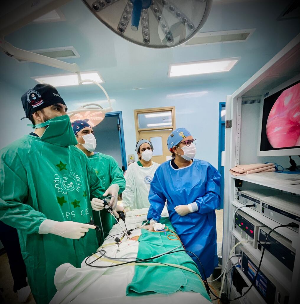 El equipo de cirujanos dirigidos por el doctor Freddy Velázquez, en el Hospital Regional del IPS, durante la cirugía de atresia de esófago en un recién nacido por videotoracoscopía. Es la segunda vez en el país y la primera en el interior. Foto: Gentileza
