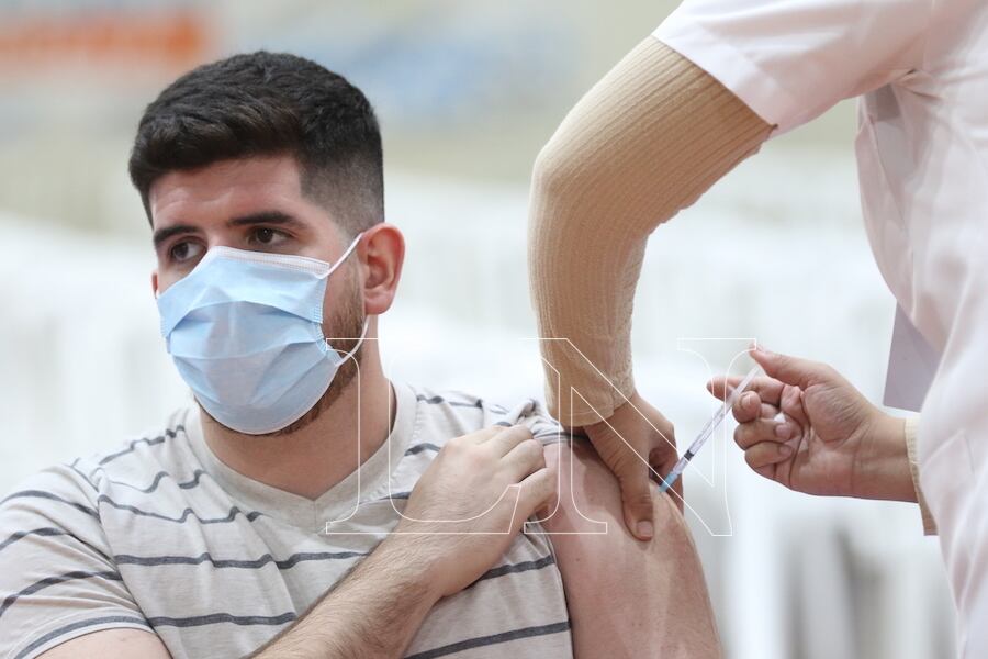 Desde Salud Pública destacaron que también están dando una segunda oportunidad a los jóvenes de 19 años cumplidos, quienes a nivel país se inscribieron un total de 133.600 y aún falta inmunizar a unos 80.000. Foto: Nadia Monges.