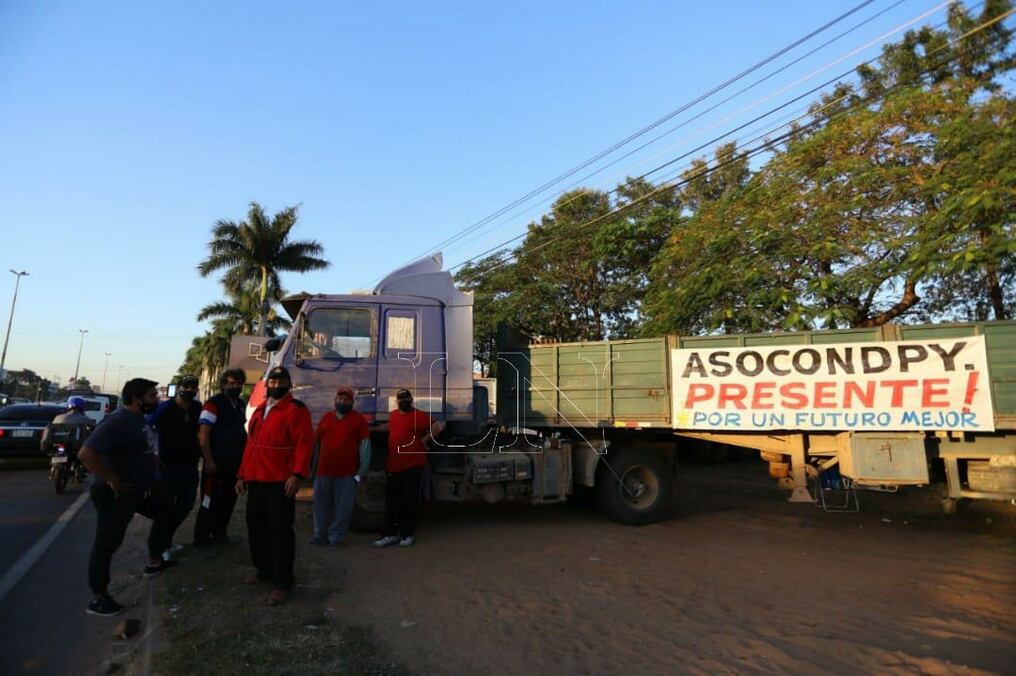 El paro de camioneros en Central se concentra sobre la ruta Transchaco, en las inmediaciones de la Expo de Mariano Roque Alonso. Foto: Jorge Jara.
