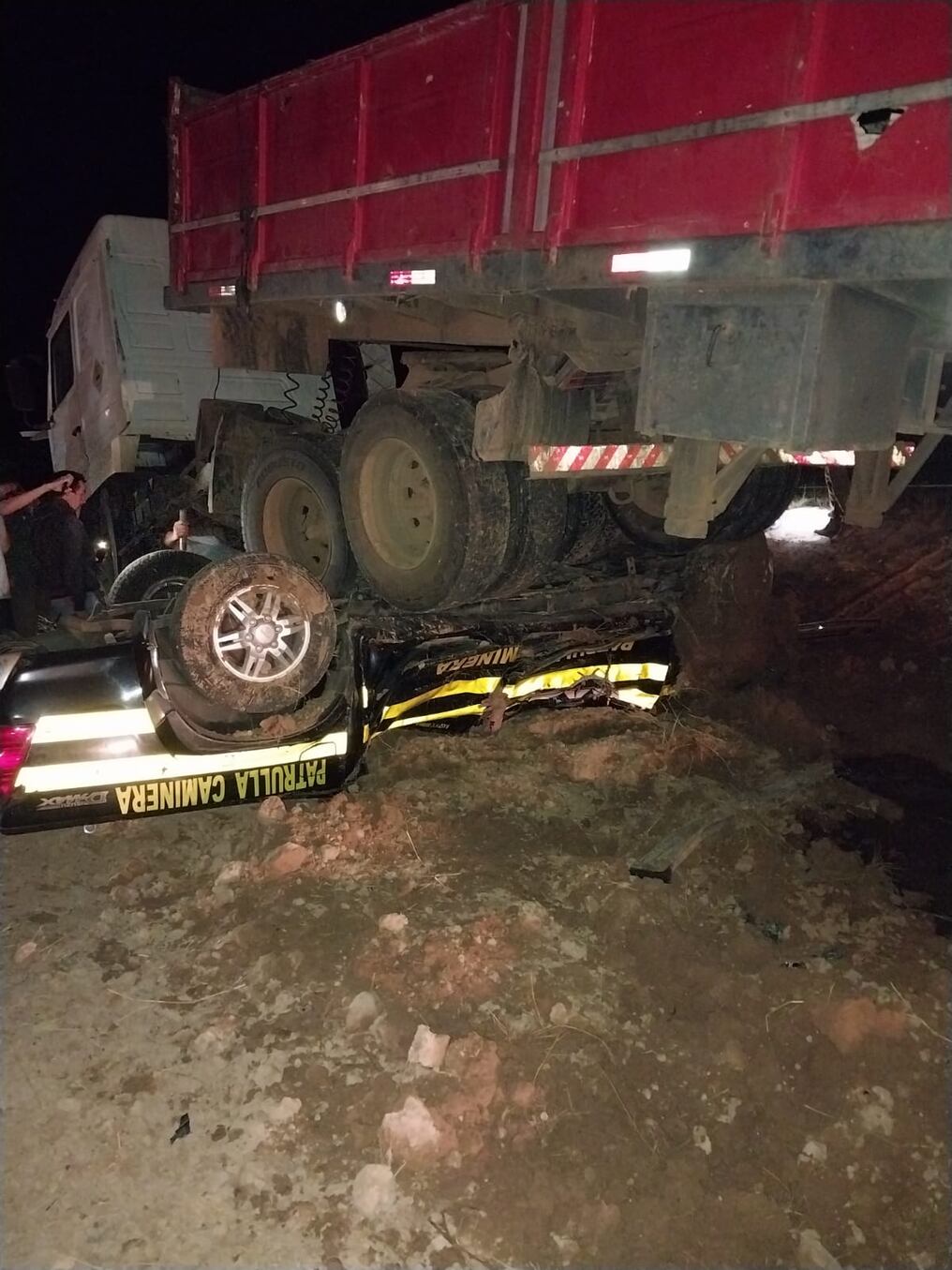 Bomberos voluntarios y efectivos de la Policía Nacional se dirigen al lugar del accidente de tránsito, donde aparentemente se encuentran tres personas atrapadas. Foto: Gentileza