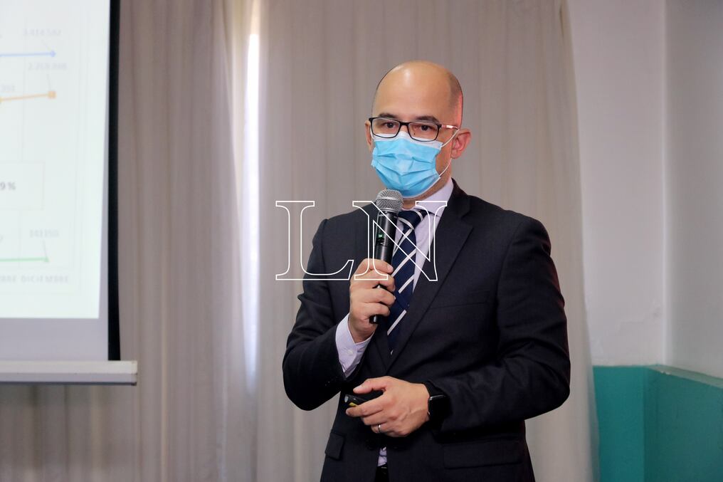 El director del Programa Ampliado de Inmunizaciones (PAI), Héctor Castro, mencionó que la cuarta dosis sería para las personas con enfermedades de base y las que están expuestas al virus. Foto: Nadia Monges.