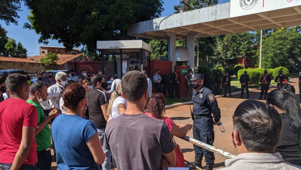 Un grupo de aproximadamente 50 aspirantes a policías se manifiestan frente a la institución exigiendo conversar con el director a cargo. Foto: 970AM