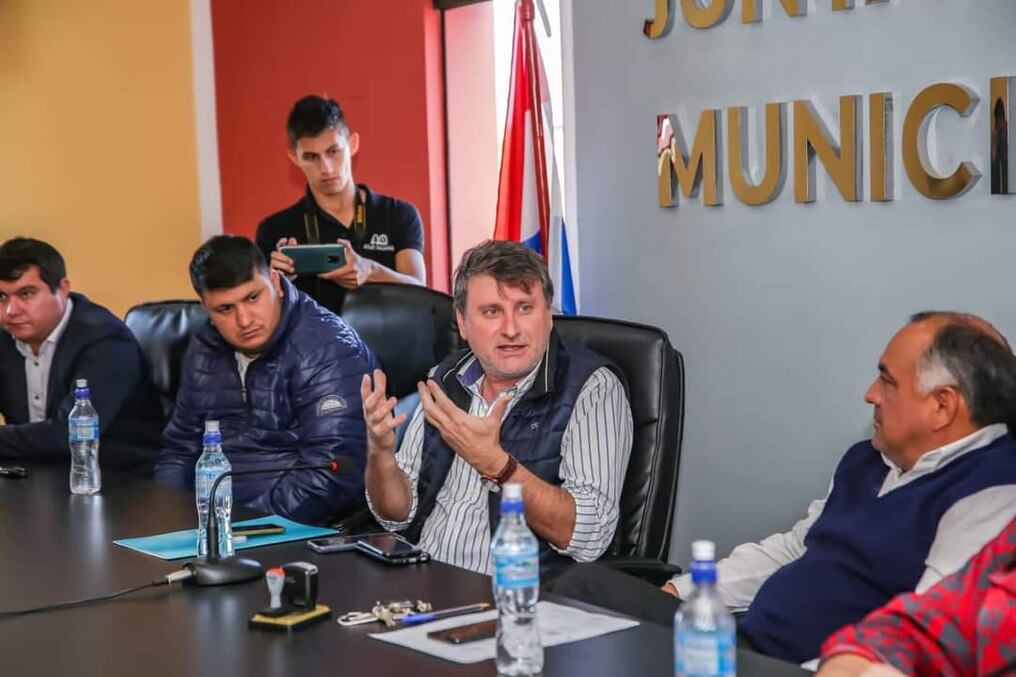 El presidente de la petrolera estatal expuso sobre los requisitos para la instalación de nuevas estaciones en esta localidad. Foto: Gentileza.