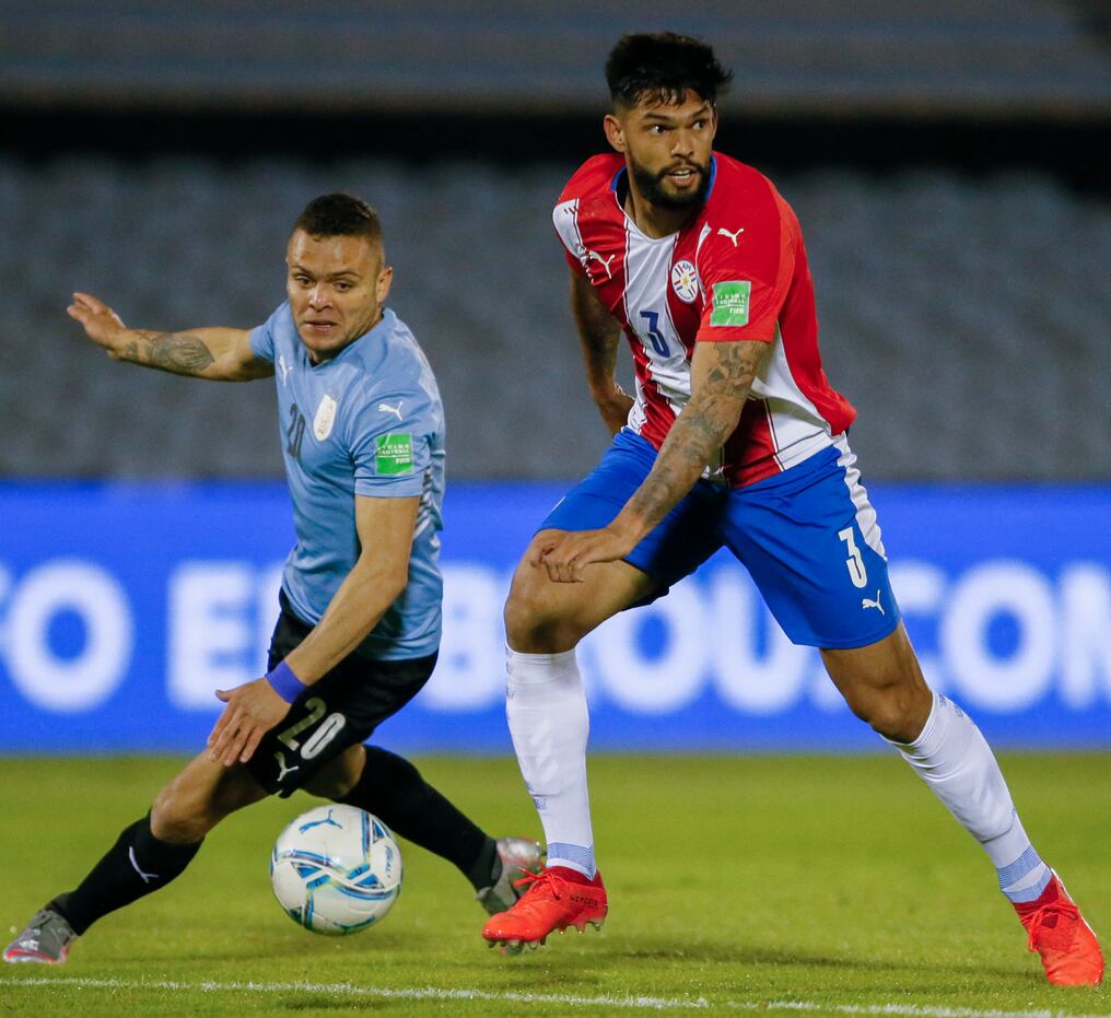 EXCELENTE TRABAJO DE OMAR ALDERETE. Mostró solvencia tanto en el juego aéreo como por abajo, siendo el más firme en la defensa. (foto: AFP)