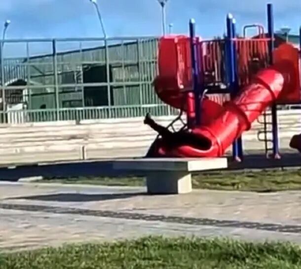 En la imagen se observa la pierna del presidente chileno, quien hace esfuerzos por salir de un tobogán en Punta Arenas. Foto: Instagram