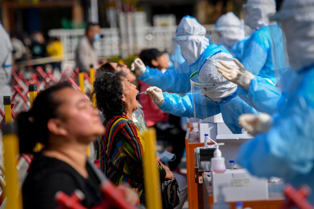 Del surgimiento de una enfermedad desconocida en China a finales de 2019 a la esperanza suscitada por las vacunas un año después. Foto: AFP.