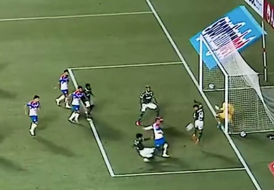 Momento en que Gustavo Gómez define para el primer tanto de Palmeira, Artur interfiere con su movimiento la visual de Jean Fernandes.FOTO:CAPTURA DE PANTALLA