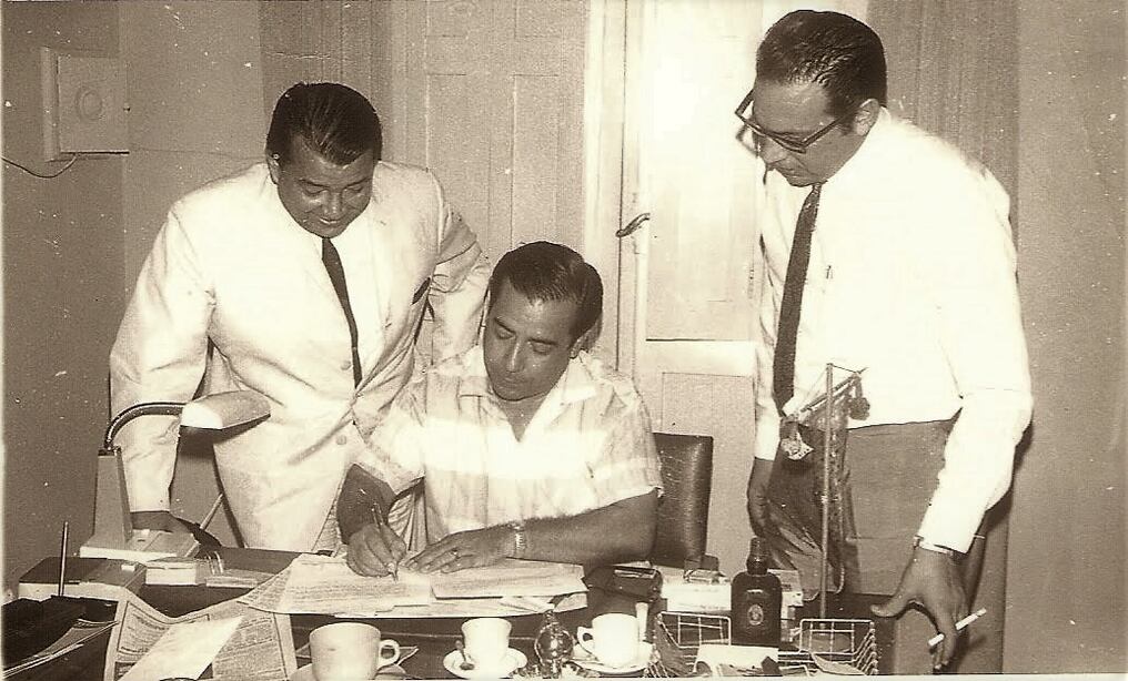 Ovidio Javier Talavera, uno de los relatores deportivos más recordados. En la foto del Blogg a su nombre, firmando su incorporación a radio Ñanduti, acompañado de Humberto Rubin y Teófilo Escobar.