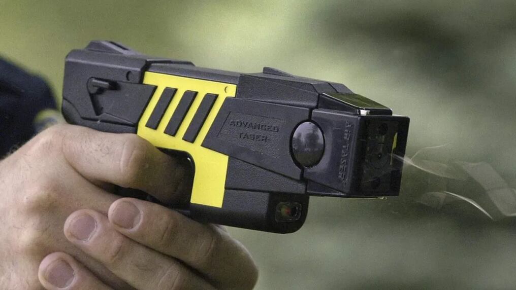 Agentes de la Policía Nacional fueron capacitados y certificados para el uso de las pistolas Táser. Foto: Gentileza.