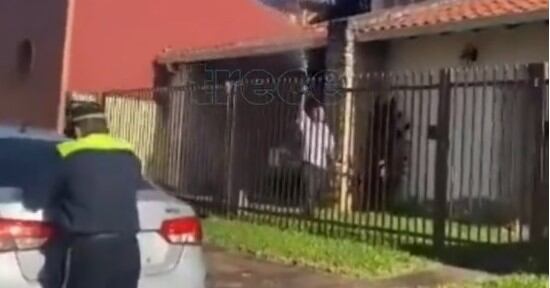 “¿Vos me vas a enseñar educación ecológica? (…) A volar se ha dicho, carajo”, le dijo Aguadé a Juan Villalba a quien derramó agua a través de una manguera. Foto: Captura de vídeo.
