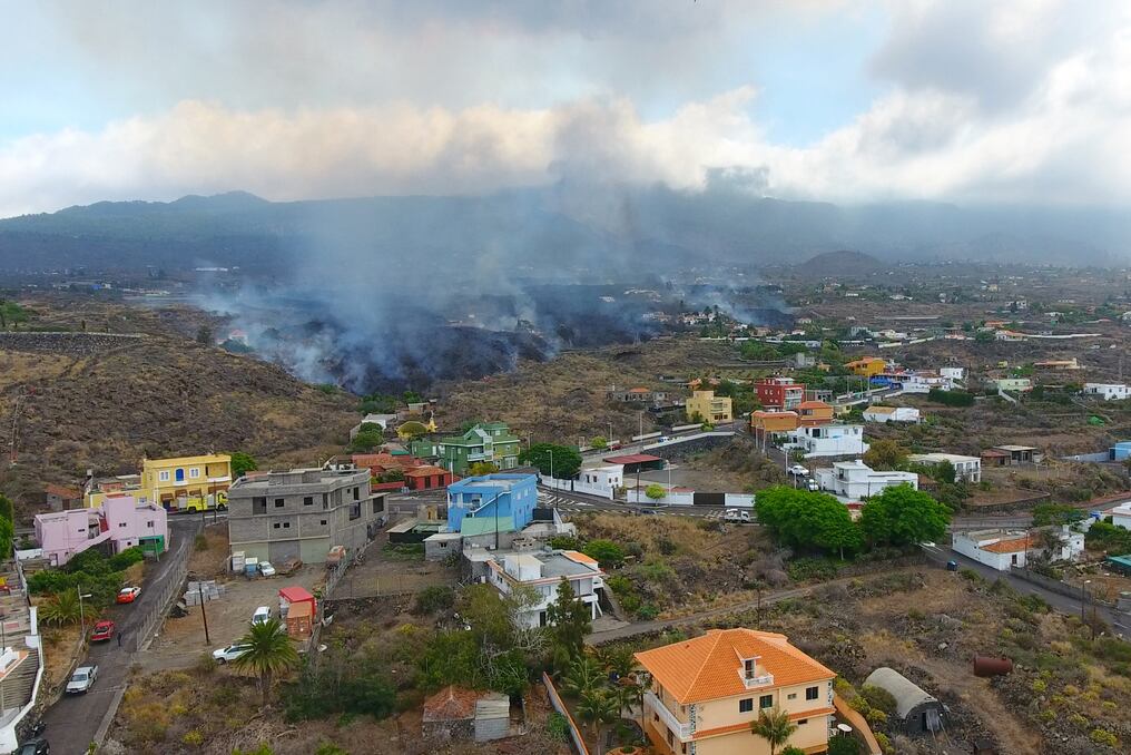 La lava, que ha cubierto casi 400 hectáreas de terreno, llegó a mediados de la semana pasada al mar, donde ha ido formando una vasta plataforma que le gana terreno al agua y ya supera las 20 hectáreas. Foto: AFP.