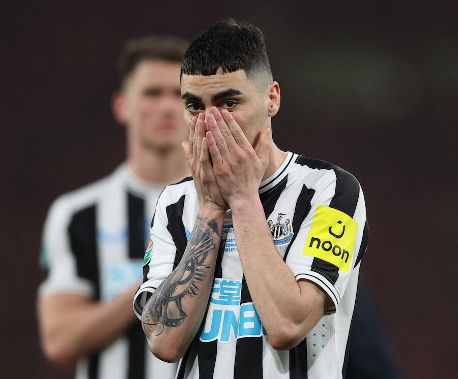 Miguel Almirón sufre la derrota en la final de la Copa.FOTO: AFP