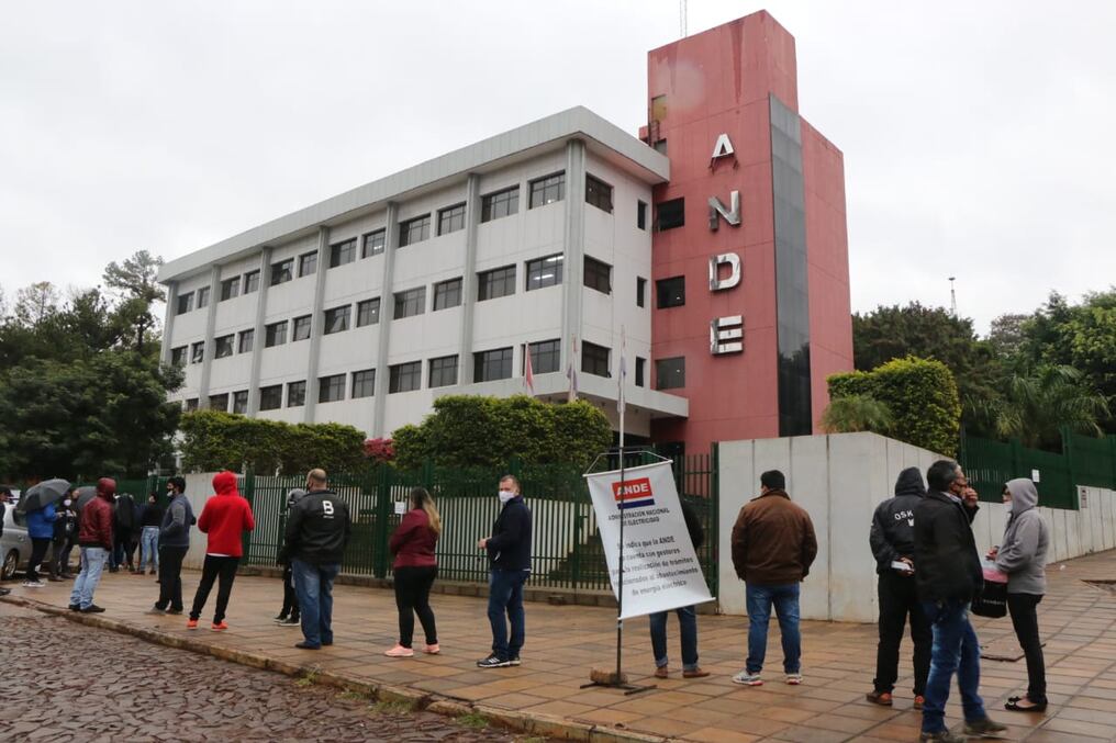 Fila de usuarios frente a la Ande de Ciudad del Este, en su mayoría por sobrefacturación. Foto: Gustavo Galeano.