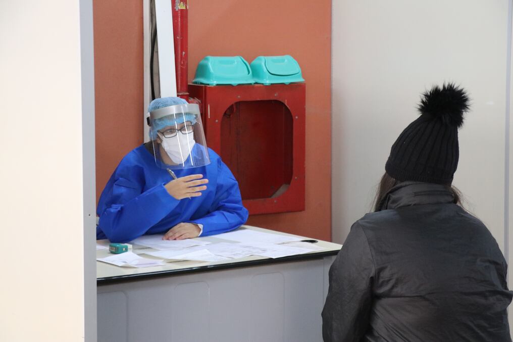 Desde el Ministerio de Salud piden a la ciudadanía seguir con los protocolos sanitarios, y reiteran que todos los virus respiratorios se transmiten de la misma manera, por contacto. Foto: Gentileza.