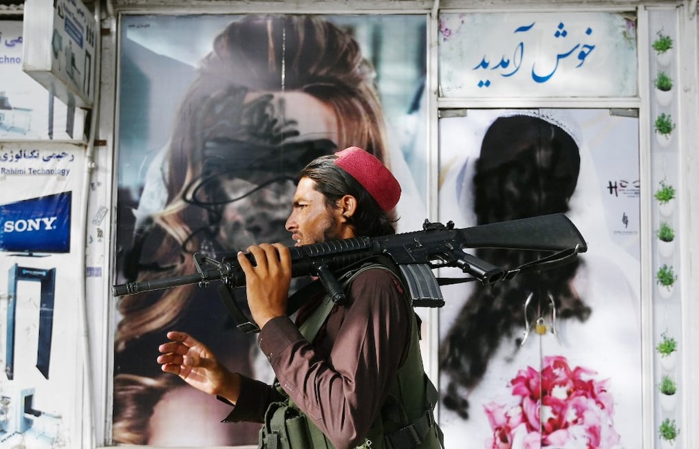 Los rostros de mujeres en anuncios publicitarios en Kabul fueron borrados usando pinturas. Foto: AFP.