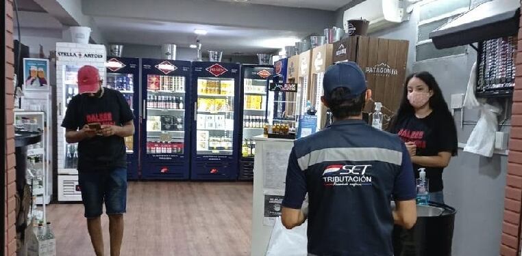 Los fiscalizadores instruyen a los encargados o propietarios de los comercios sobre la importancia de estar inscriptos en el RUC, así como la forma de emitir y entregar comprobantes legales por cada venta realizada para evitar sanciones. Foto: Gentileza.