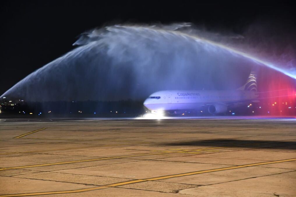 Con el tradicional arco de agua por ser un vuelo inaugural, fue recibido el avión de Copa Airlines procedente de Panamá. Foto: Gentileza.