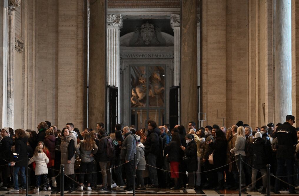 La basílica de San Pedro abrió este lunes sus puertas al público para la capilla ardiente del expapa fallecido el sábado a los 95 años. Foto: AFP.
