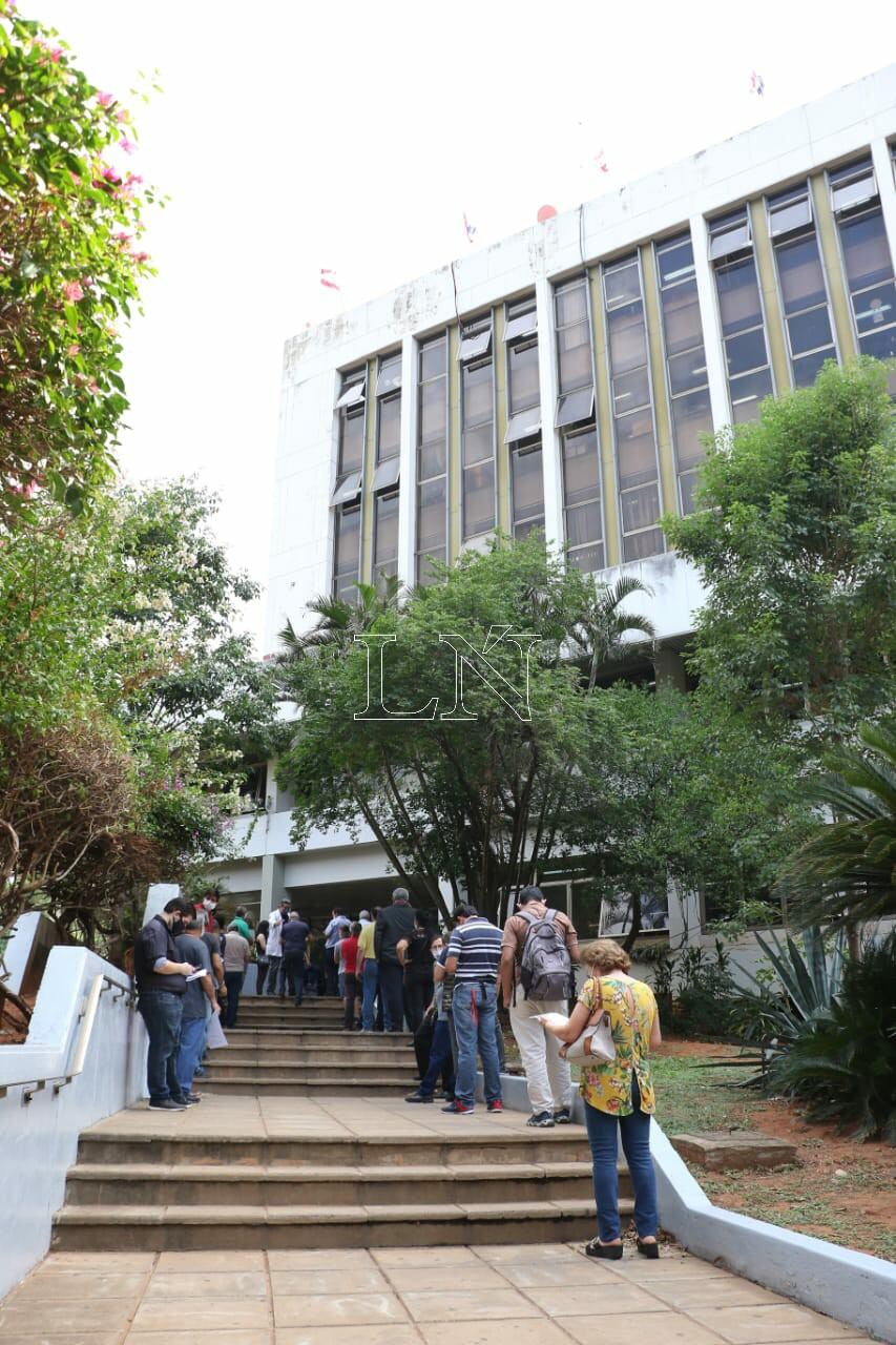 Contribuyentes de la Municipalidad de Asunción tendrán tiempo hasta julio para realizar trámites de patentes y registros. Foto: Nadia Monges.