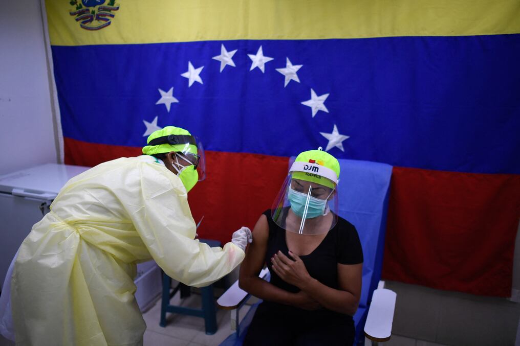 Según la Organización Panamericana de la Salud (OPS), 3,3 millones de personas (11,62%) han recibido las dos dosis de las vacunas en Venezuela. Foto: AFP.