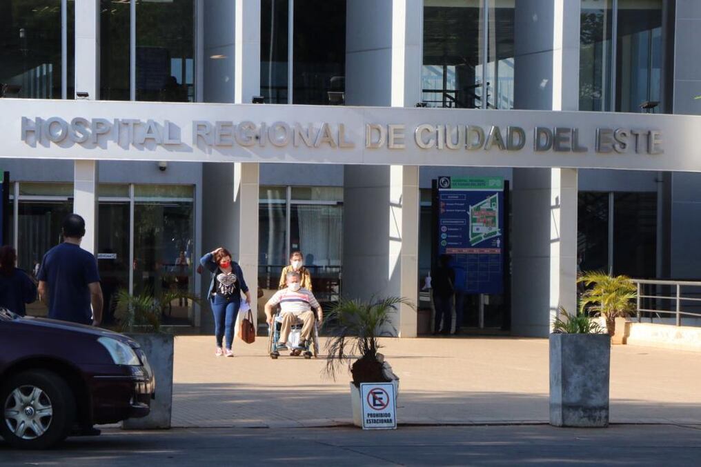 El director de la X Región Sanitaria, Arturo Portillo, instó a las personas a seguir vacunándose contra el COVID-19 para prevenir los casos graves de la enfermedad, pese al descenso de casos. Foto: Archivo.
