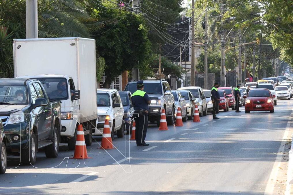 Gran cantidad de vehículos se acercaron a las estaciones de servicios de Enex para ser beneficiados con la promoción. Foto: Cristóbal Núñez.