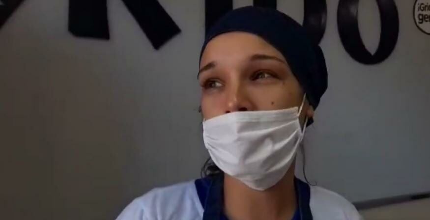 Una mujer con su pequeña llegó desesperada hasta una heladería para pedir ayuda porque su hija se estaba ahogando y fue auxiliada por Lucimar. Foto: Captura pantalla.