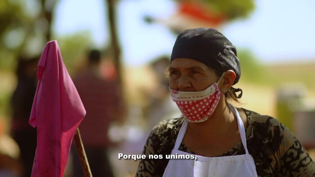 Imagen de “Tata jere”, con una de las mujeres que se organizaron para sostener ollas populares en los Bañados de Asunción. Foto: Gentileza.