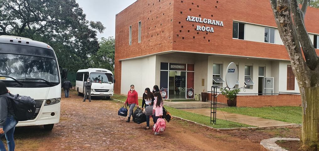 Mujeres con sus hijas abandonan el recinto después de 15 días de cuarentena preventiva. Foto: Gentileza