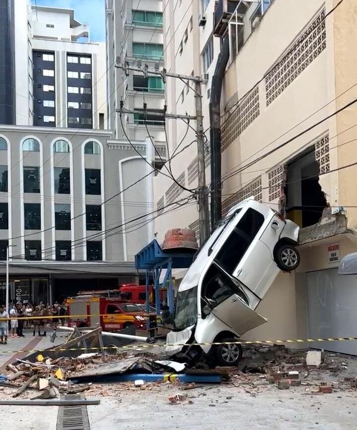El automóvil que cayó desde un estacionamiento en Brasil e hirió a una mujer estaba siendo estacionado por un trabajador del inmueble. Foto: Gentileza.