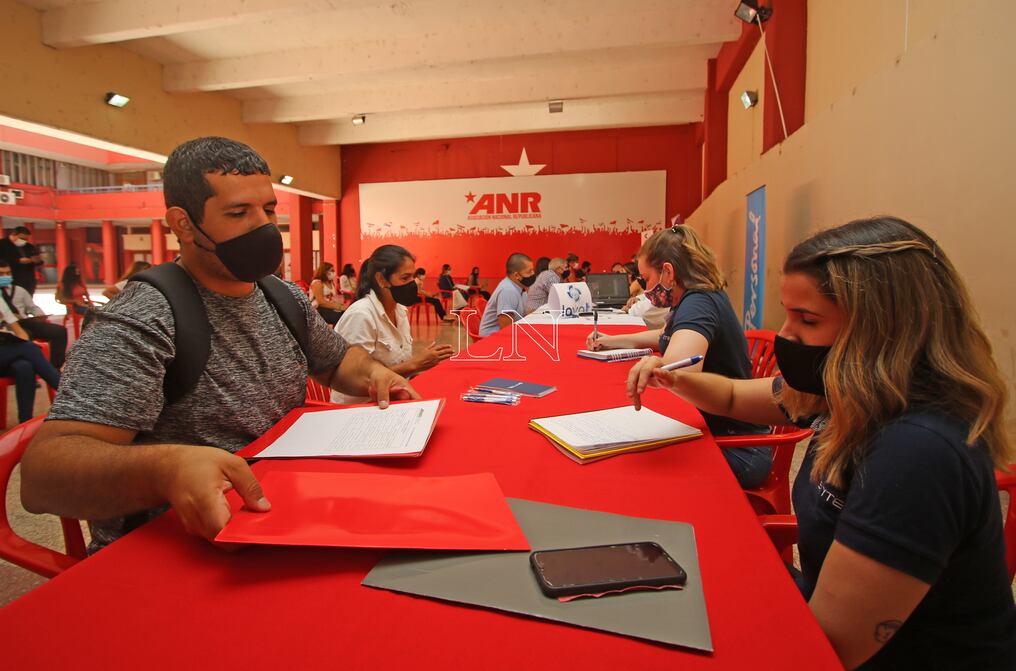 Piden que las personas interesadas envíen sus datos con anterioridad ya que por protocolo sanitario se puede entrevistar a 30 personas por hora. Foto: Eduardo Velázquez.