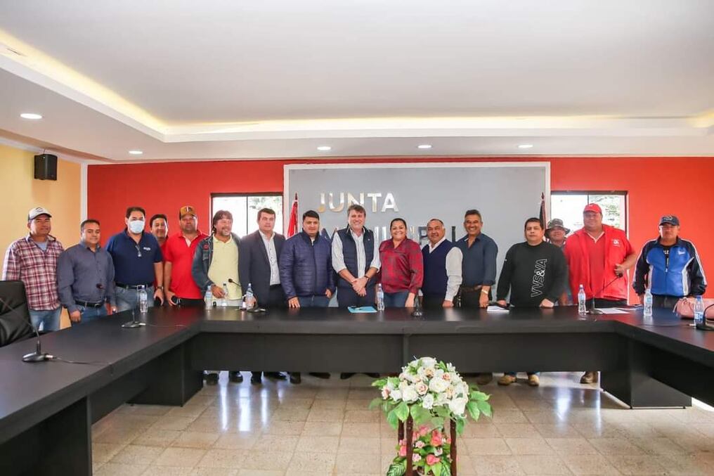El titular de Petropar, Denis Lichi; el intendente de San Estanislao, Agustín Ovando, concejales y gremios de camioneros mantuvieron una reunión a fin de dialogar sobre instalación de nuevas estaciones de servicios. Foto: Gentileza.
