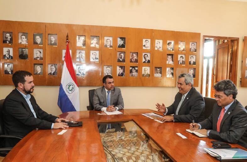 El ministro de Hacienda, Óscar Llamosas, recibió esta mañana al presidente ejecutivo del Banco Centroamericano de Integración Económica (BCIE), Dante Mossi. Foto: Gentileza.