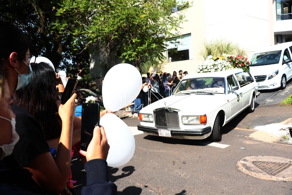 Una multitud de personas llegó hasta el velatorio memorial del Parque Serenidad para dar su último adiós a la modelo e influencer Cristina “Vita” Aranda. Foto; Eduardo Velázquez.