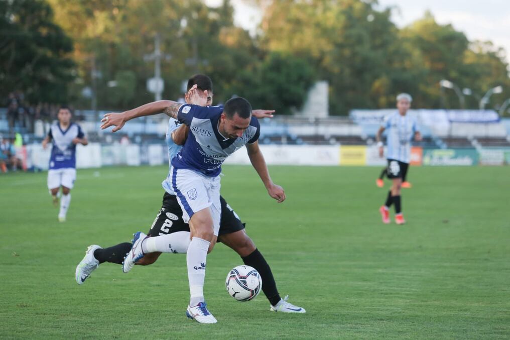 Abel Paredes (A) intenta escapar ante la marca de Aquilino Giménez (G). (foto: APF)