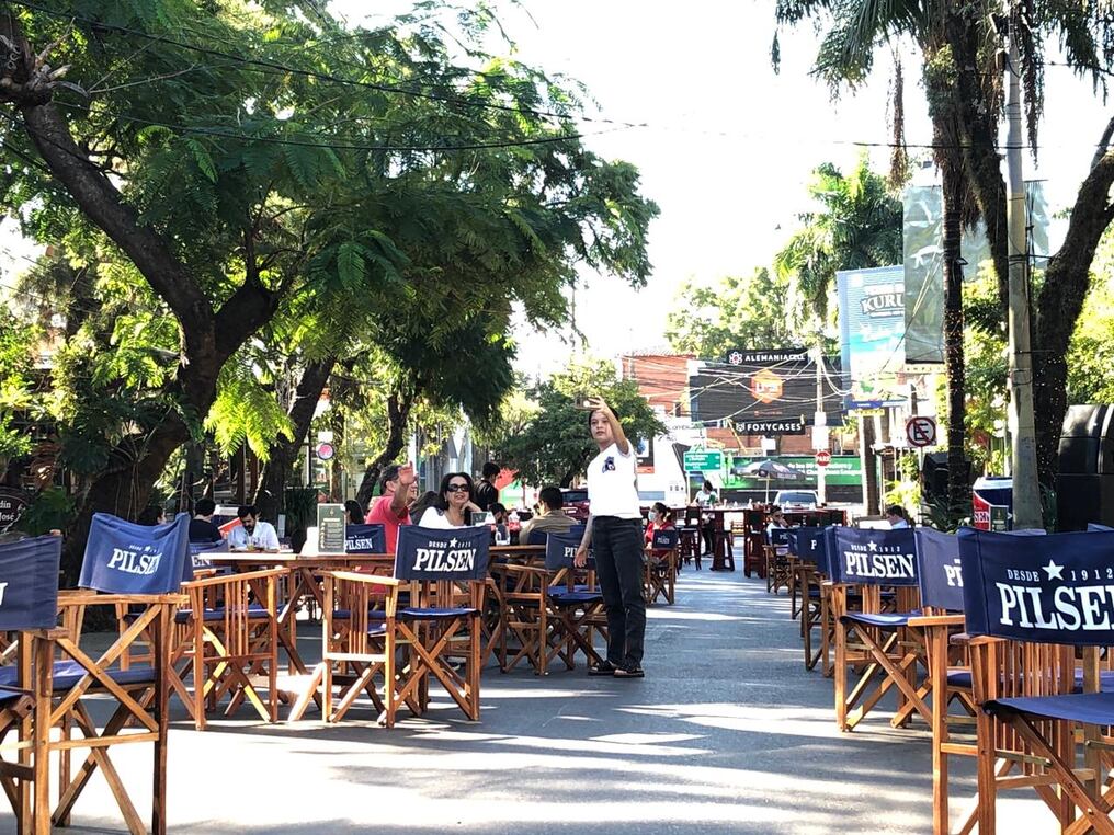 La municipalidad de Asunción habilitó una ordenanza para que los bares puedan salir a las calles sin costo. Foto: Gentileza.